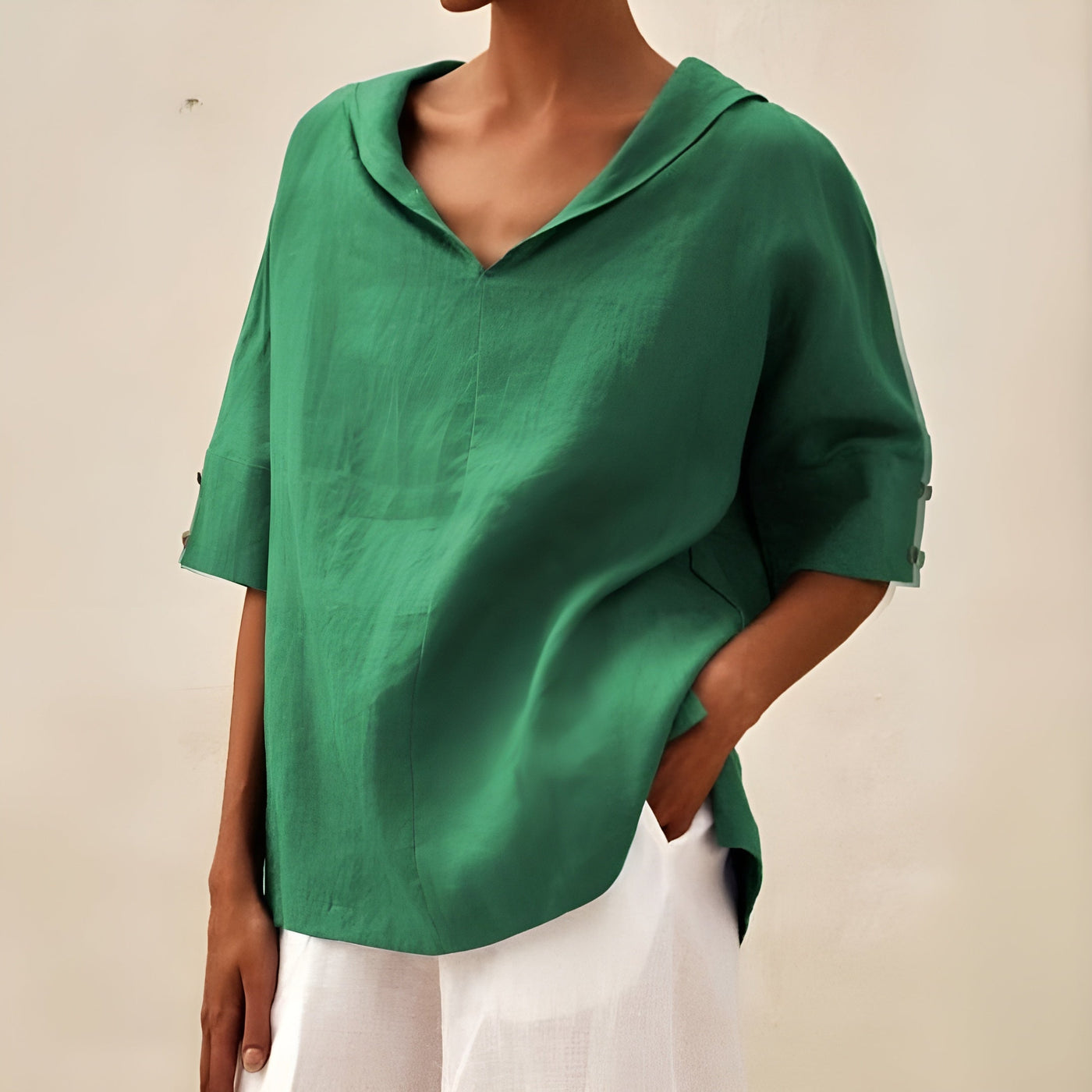 Nova | Licht linnen shirt met relaxte v-hals