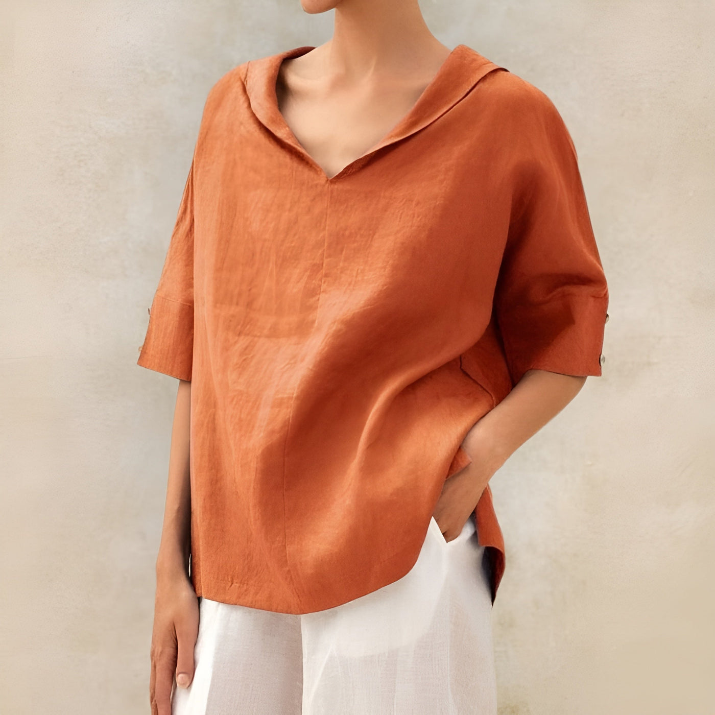 Nova | Licht linnen shirt met relaxte v-hals