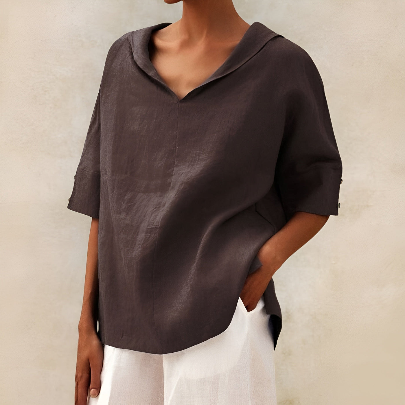 Nova | Licht linnen shirt met relaxte v-hals