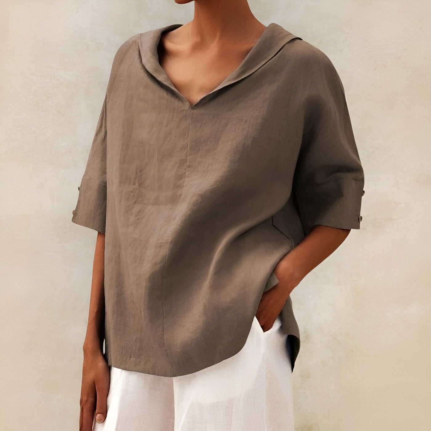 Nova | Licht linnen shirt met relaxte v-hals