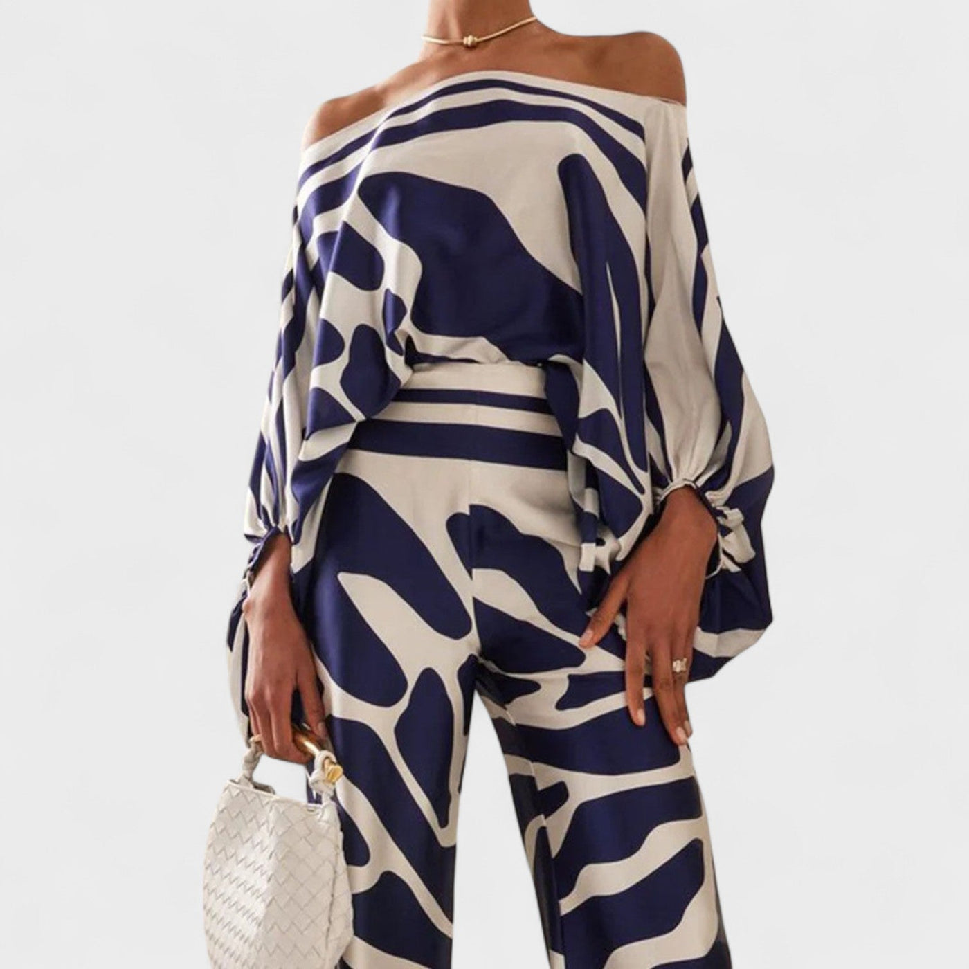 Rivana – Satijnen Co-Ord Set met Asymmetrische Top en Artistieke Print