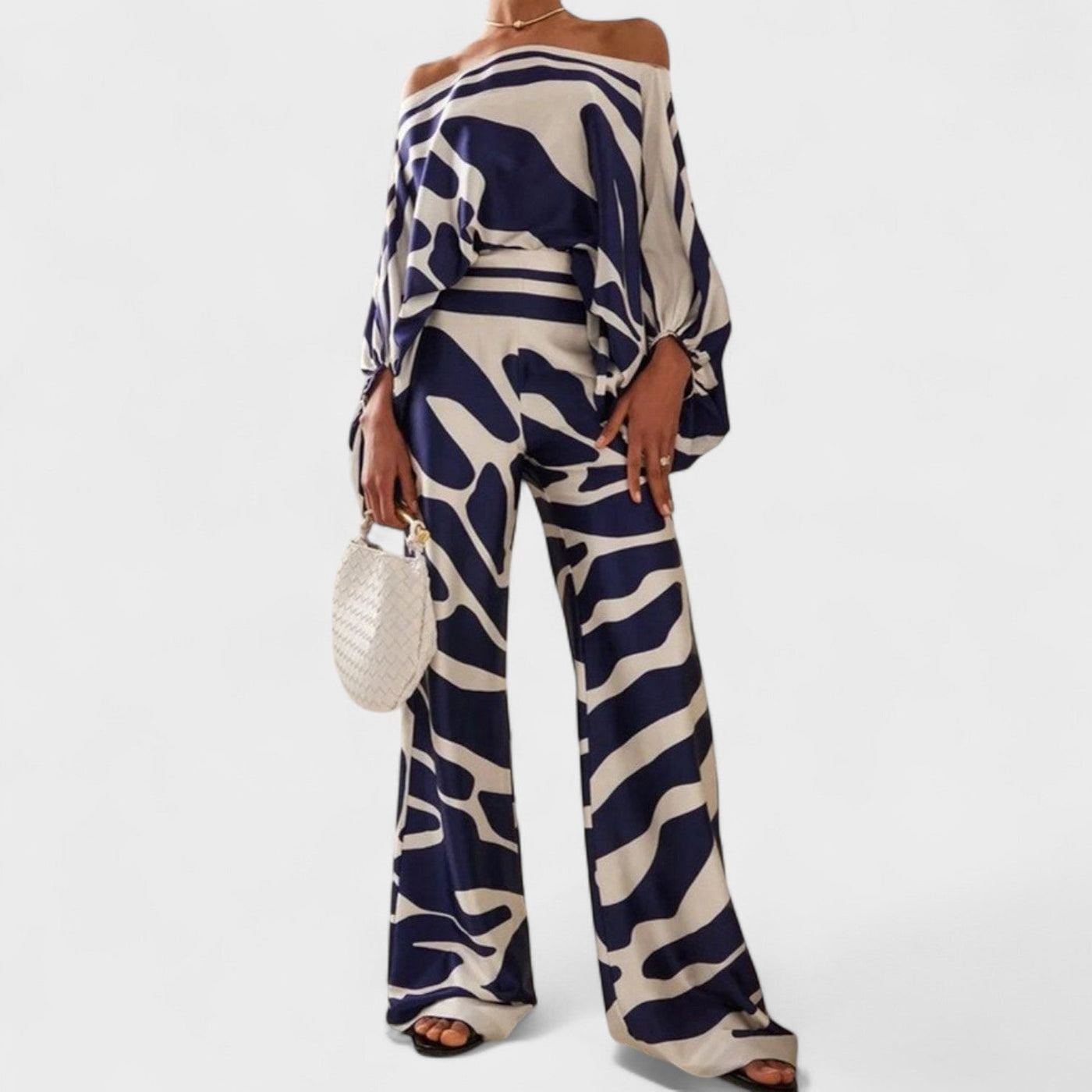 Rivana – Satijnen Co-Ord Set met Asymmetrische Top en Artistieke Print